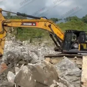 Pásové rypadlo Shanmon E38D drtí kámen v africkém dole
