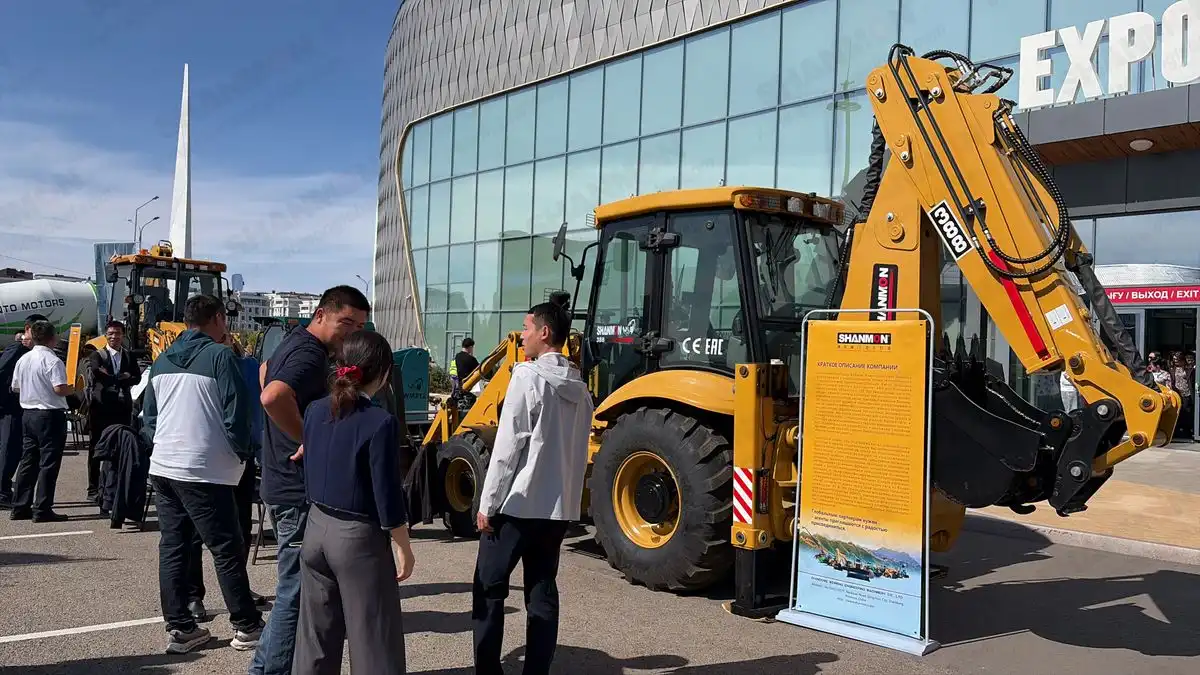 CMM Expo Astana messil on väljas eksponeeritud Shanmon 388H kopplaadur ja WM312 minilaadur